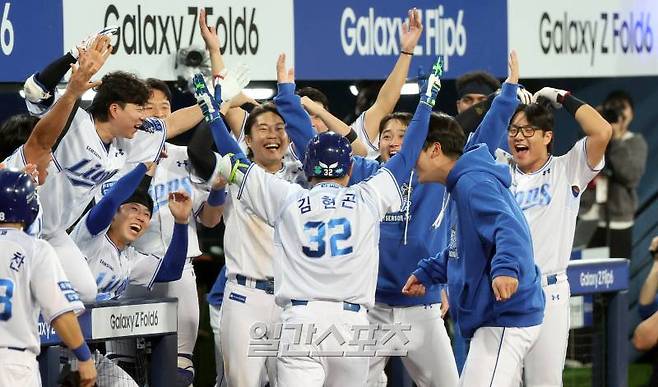 2024 프로야구 KBO 포스트시즌 삼성라이온즈와 LG트윈스의 플레이오프(PO) 2차전 경기가 15일 오후 대구삼성라이온즈파크에서 열렸다. 7회말 무사 1루 김헌곤이 투런홈런을 치고 홈인해 더그아웃에서 동료들의 축하를 받고 있다. 대구=김민규 기자 mgkim1@edaily.co.kr /2024.10.15/