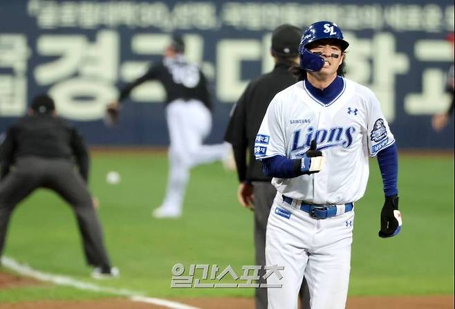 2024 프로야구 KBO 포스트시즌 삼성라이온즈와 LG트윈스의 플레이오프(PO) 2차전 경기가 15일 오후 대구삼성라이온즈파크에서 열렸다. 1회말 2사 2루 디아즈의 높이 뜬 타구가 유격수와 좌익수 사이로 떨어지며 안타가 되자 구자욱이 다리를 절뚝이며 홈으로 뛰어 득점하고 있다. 대구=김민규 기자 mgkim1@edaily.co.kr /2024.10.15/