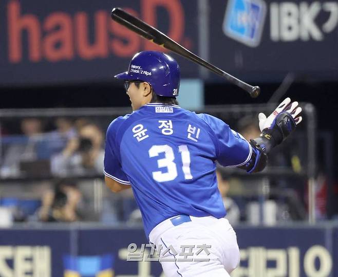 2024 프로야구 KBO 포스트시즌 LG트윈스와 삼성라이온즈의 플레이오프(PO) 3차전 경기가 17일 오후 서울 잠실야구장에서 열렸다. 4회초 1사 윤정빈이 안타를 치고 있다. 잠실=김민규 기자 mgkim1@edaily.co.kr /2024.10.17/