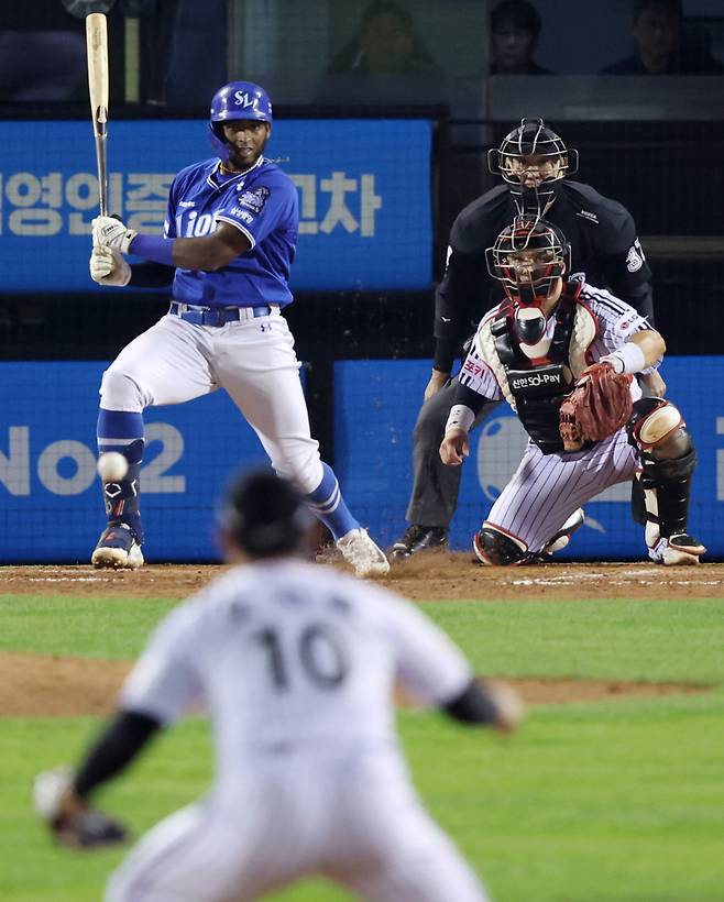 <yonhap photo-5682=""> 오지환에게 향하는 디아즈의 땅볼 타구 (서울=연합뉴스) 김도훈 기자 = 17일 서울 잠실야구장에서 열린 2024 신한 SOL뱅크 KBO 포스트시즌 플레이오프 3차전 LG 트윈스와 삼성 라이온즈의 경기. 8회초 2사 1,2루 삼성 디아즈의 땅볼이 LG 유격수 오지환 정면으로 향하고 있다. 2024.10.17 superdoo82@yna.co.kr/2024-10-17 21:06:46/ <저작권자 ⓒ 1980-2024 ㈜연합뉴스. 무단 전재 재배포 금지, AI 학습 및 활용 금지></yonhap>