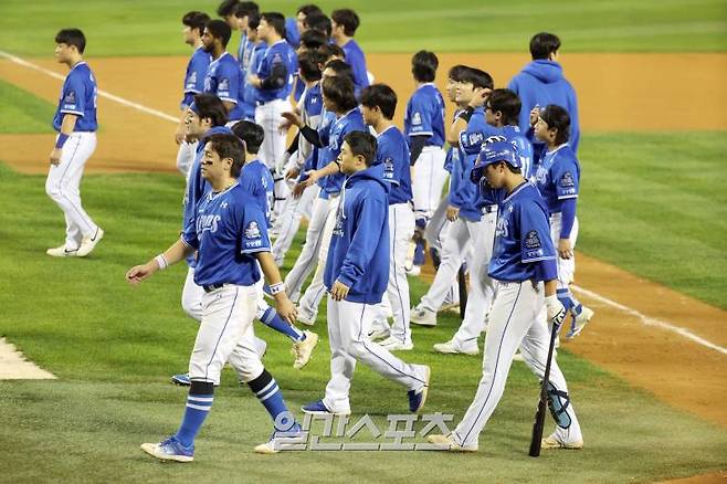 17일 오후 잠실야구장에서 열린 삼성라이온즈와 LG트윈스의 2024 신한쏠뱅크 KBO포스트시즌 플레이오프 3차전. 삼성이 1-0 패배했다. 경기종료후 선수들이 그라운드를 빠져 나가고있다. 잠실=정시종 기자 capa@edaily.co.kr /2024.10.17.