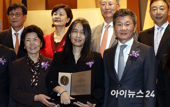 한국인 최초로 노벨문학상을 수상한 한강 작가가 17일 서울 강남구 아이파크타워에서 열린 제18회 포니정 혁신상 시상식에서 참석자들과 기념사진을 촬영하고있다. [사진=사진공동취재단]