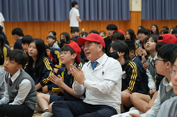 하윤수 부산광역시교육감이 17일 신정중학교 본관에서 열린 ‘찾아가는 부산 말하는 영어 1.1.1 한마당’ 행사에 참여해 학생들과 함께 퀴즈 풀이를 하고 있다. [사진=부산광역시교육청]