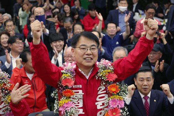 윤일현 국민의힘 금정구청장 후보가 16일 오후 부산 금정구 선거사무소에서 당선이 유력해지자 꽃다발을 걸고 환호하고 있다. 부산=연합뉴스