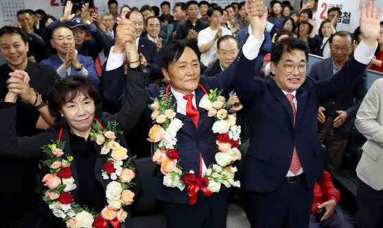 10·16 재·보궐선거가 치러진 16일 오후 인천시 강화군 강화읍 선거사무실에서 국민의힘 박용철 강화군수 후보가 당선이 유력하자 기뻐하고 있다. 연합뉴스