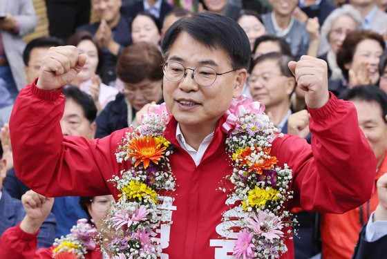 부산 금정구청장 보궐선거에서 당선된 국민의 힘 윤일현 후보가 16일 부산 금정구 선거사무실에서 당선 소감을 이야기 하고 있다. 송봉근 기자