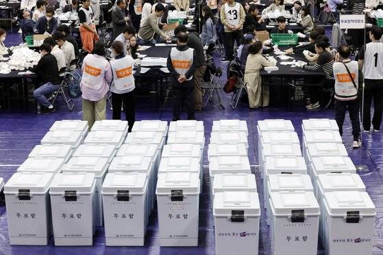 16일 서울 종로구 경기상업고등학교에 마련된 서울시교육감보궐선거 개표소에서 사무원들이 개표작업을 하고 있다. 뉴시스