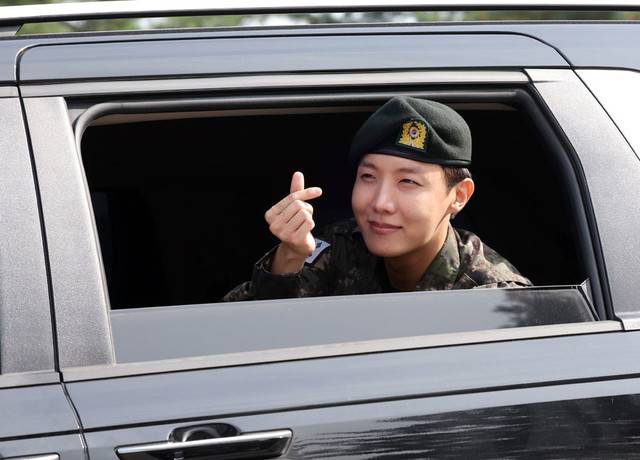 ▲ 그룹 방탄소년단(BTS) 멤버 제이홉이 17일 강원 원주시 육군 36사단 신병교육대 앞에서 전역하며 취재진과 팬들을 향해 인사하고 있다. 연합뉴스