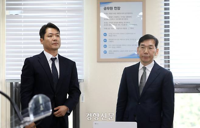 조상원 서울중앙지검 4차장(오른쪽)과 최재훈 서울중앙지검 반부패수사2부장이 17일 오전 서울 서초구 서울중앙지검에서 김건희 여사의 도이치모터스 시세조종 가담 의혹 수사결과를 발표한 후 기자들로부터 질의 응답을 받기 위한 준비를 하고 있다. 김창길기자