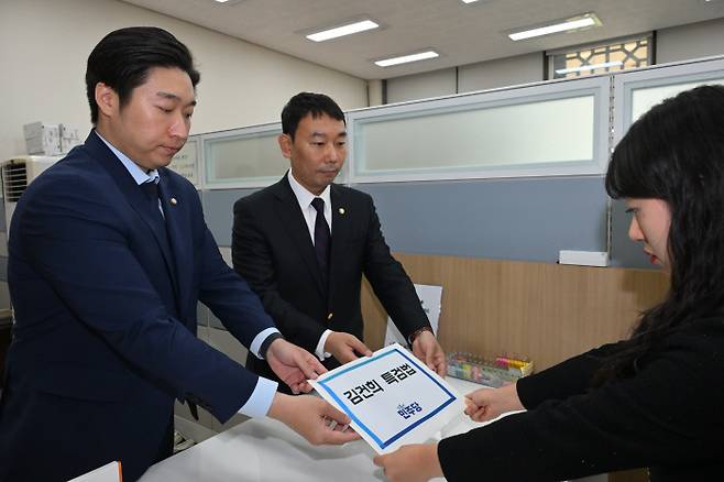 벌써 3번째 더불어민주당 김용만 원내부대표와 김용민 원내정책수석부대표가 17일 국회 의안과에 ‘김건희 특검법’을 제출하고 있다. 국회사진기자단