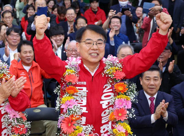 윤일현 국민의힘 금정구청장 보궐선거 후보가 16일 오후 부산 금정구 선거사무소에서 당선이 유력해지자 꽃다발을 목에 걸고 환호하고 있다. 연합뉴스