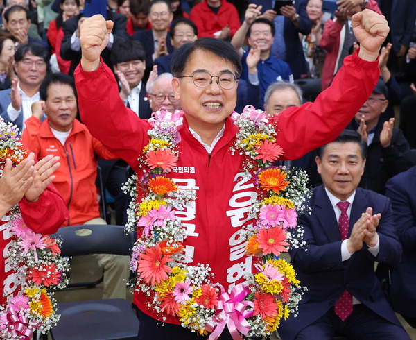 윤일현 국민의힘 금정구청장보궐선거 후보가 16일 오후 부산 금정구 선거사무소에서 당선이 유력해지자 꽃다발을 목에걸고 환호하고 있다. 연합뉴스