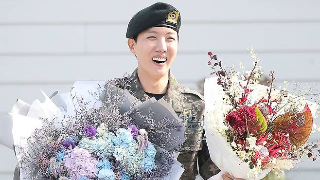 BTS's J-Hope greets reporters and fans after finishing his mandatory military duty on Oct. 17 at his base camp in Wonju, Gangwon. [NEWS1]