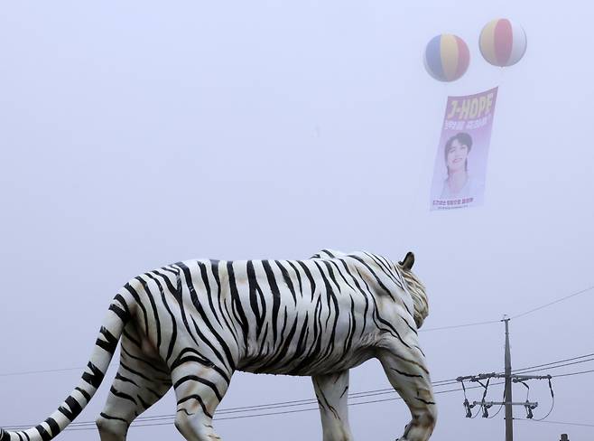 Balloons carrying congratulatory messages float near BTS member J-Hope's military base in Wonju, Gangwon, on Oct. 17. [NEWS1]