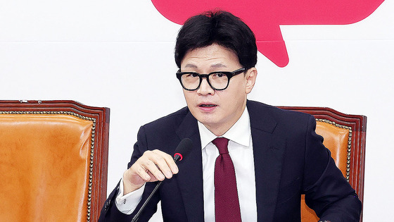 People Power Party (PPP) leader Han Dong-hoon speaks at the supreme council meeting held at the National Assembly, at Yeouido, western Seoul on Thursday. [JOONGANG ILBO]