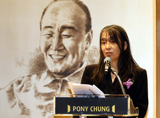 Author Han Kang gives a speech after receiving the Pony Chung Innovation Award in Gangnam District, southern Seoul, on Thursday. [JOINT PRESS CORPS]