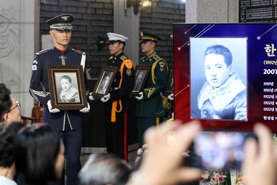 Military officers carry memorial tablets of seven independence activists during an enshrinement ceremony at the Seoul National Cemetery in Dongjak District, southern Seoul, on Thursday afternoon. The seven independence activists that were enshrined in the ceremony died around Russia and Kazakhstan for Korean independence from Japanese colonial rule between 1910 to 1945. Held by the Ministry of Patriots and Veterans Affairs, this is the first joint enshrinement ceremony held for independence activists abroad since the establishment of the cemetery. [NEWS1]