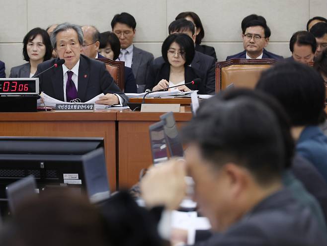 16일 국회에서 열린 보건복지위원회 국정감사에서 정기석 국민건강보험공단 이사장이 답변하고 있다. 연합뉴스