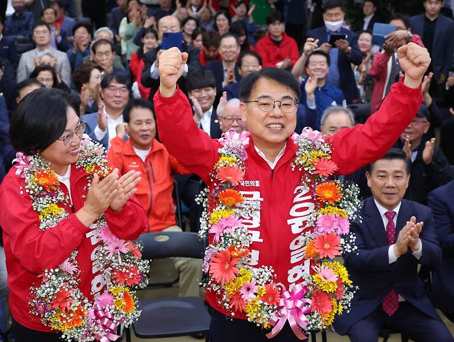 윤일현 국민의힘 금정구청장보궐선거 후보가 16일 오후 부산 금정구 선거사무소에서 당선이 유력해지자 꽃다발을 목에걸고 환호하고 있다. 연합뉴스