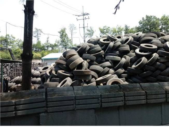 수집·운반업체 야적장에 폐타이어가 산더미 처럼 쌓여있다. 노재현 기자.&nbsp;