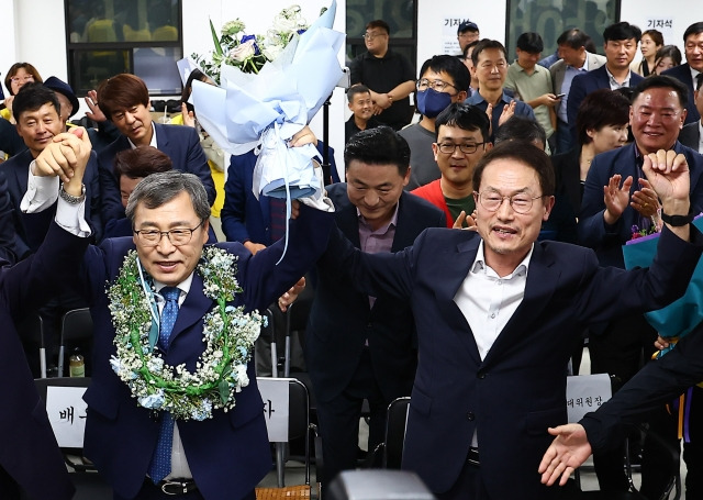 정근식 서울시교육감 보궐선거 후보가 16일 오후 서울 마포구 후보자 사무실에서 당선이 확실시되자 조희연 전 서울시교육감과 환호하고 있다. 뉴시스