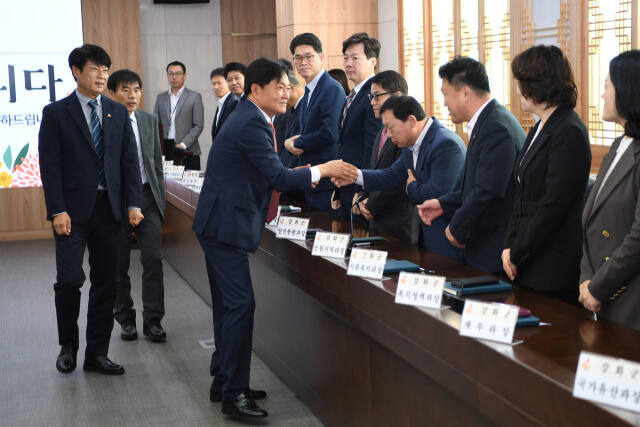 17일 임기 첫 날을 맞은 박용철 강화군수가 군청에서 간부공무원들과 상견례를 하고 있다. 군 제공