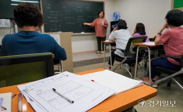 수원특례시 팔달구에 위치한 수원제일평생학교에서 수업을 듣고 있는 만학도들의 모습. 홍기웅기자