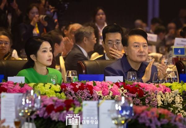 ▲지난 10일 윤석열 대통령 부부는 올해 아세안 의장국 라오스의 총리 부부가 주최한 갈라 만찬에 참석했다. ⓒ대통령실