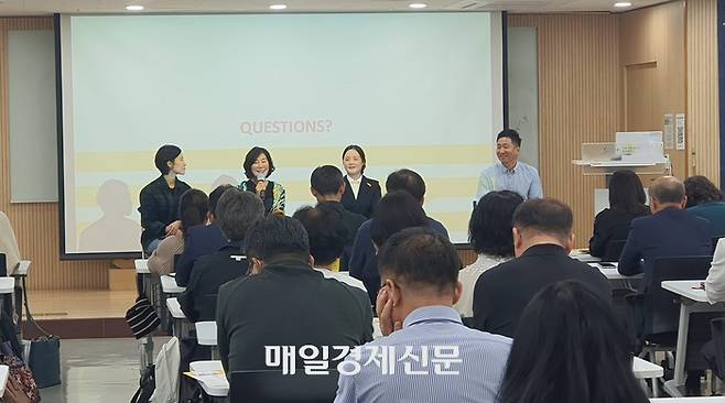 16일 서울시 50플러스 중부캠퍼스에서 열린 한국맥도날드 채용설명회에서 직원들이 업무 경험에 대해 설명하고 있다. 김정범 기자