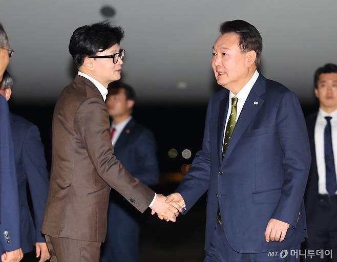 필리핀·싱가포르 국빈방문 및 한·아세안 정상회의 일정을 마친 윤석열 대통령이 11일 성남 서울공항에 도착해 환영나온 한동훈 국민의힘 대표와 인사를 나누고 있다. 2024.10.11. /사진=뉴시스 /사진=최진석