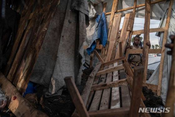 지난 5월 4일, 콩코민주공화국 난민촌에 폭탄 공격이 발생했다. 어린이를 포함해 최소 12명이 숨졌다. 해당 폭탄 테러는 르완다와 연관이 있는 걸로 알려진 반군이, 콜탄 광산을 점령한 뒤 발생했다. 그 콜탄은, 스마트폰 주요 재료로 쓰여 다이아몬드처럼 취급 받는다. 그 콜탄이, 우리 스마트폰 안에 들어 있다. 보이진 않지만./사진=뉴시스