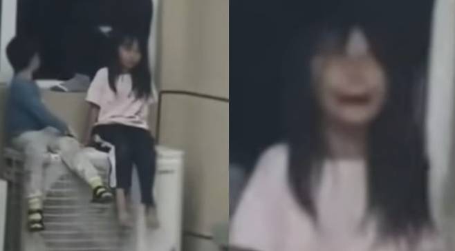 어린 아이 2명이 아파트 23층 에어컨 실외기에 걸터앉아 울먹이고 있는 모습. [SCMP]