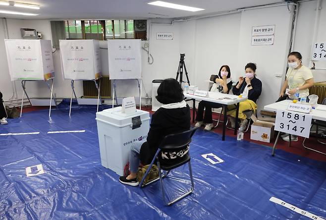 서울시교육감 보궐선거 본투표일인 16일 오전 서울 동작구 사당2동 제7투표소가 한산한 모습이다. [연합]