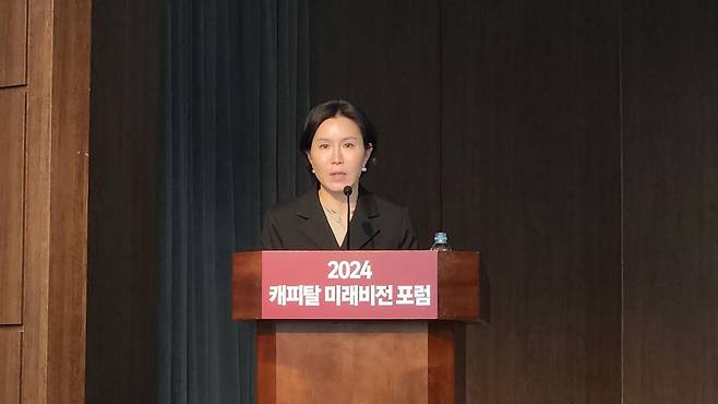 채상미 이화여대 경영학부 교수는 17일 ‘2024 캐피탈 미래비전포럼’에서 ‘캐피탈사의 부수업무 확대를 통한 자동차 금융 경쟁력 강화방안’을 주제로 발표하고 있다. 정호원 기자