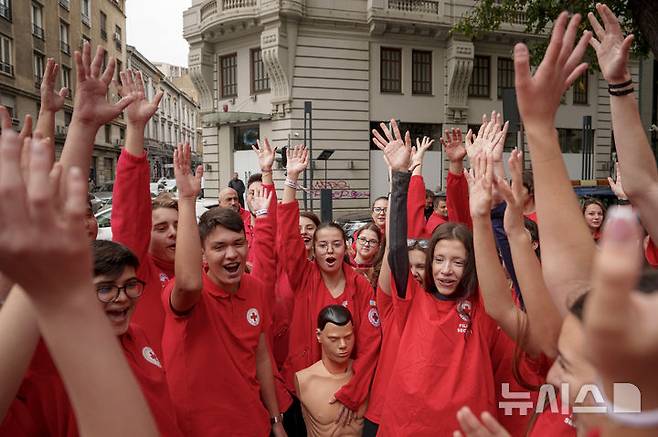 [부쿠레슈티=AP/뉴시스] 16일(현지시각) 루마니아 부쿠레슈티에서 세계 심폐소생의 날을 기념해 마네킹으로 심폐소생술(CPR)을 시행하는 플래시몹을 마친 후 환호하고 있다.  10월 16일은 '세계 심폐소생의 날'로 응급상황을 대비해 많은 사람이 CPR을 배울 수 있게 교육해야 한다는 취지로 제정됐다. 미국심장협회는 그룹 '비지스'의 히트곡 '스테잉 얼라이브'를 CPR 시행 시 리듬 맞추기 좋은 노래로 선정한 바 있다. 2024.10.17.