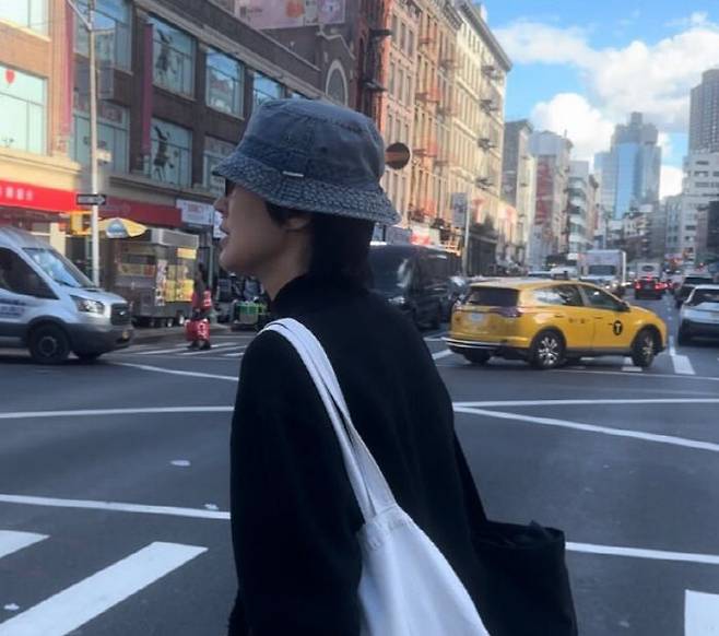 [서울=뉴시스] 지난 16일 홍진경은 자신의 사회관계망서비스(SNS)에 "낮에 얼마나 걸었는지"라는 글과 함께 미국 여행을 하면서 찍은 사진 여러 장을 공개했다. (사진=인스타그램 갈무리) *재판매 및 DB 금지