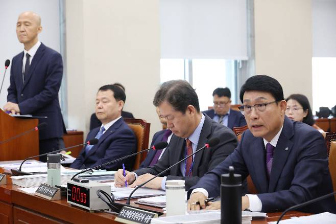 17일 국회에서 열린 환경노동위원회의 환경부 산하기관에 대한 국정감사에서 송병억 수도권매립지관리공사 사장이 의원 질의에 답하고 있다. 연합뉴스