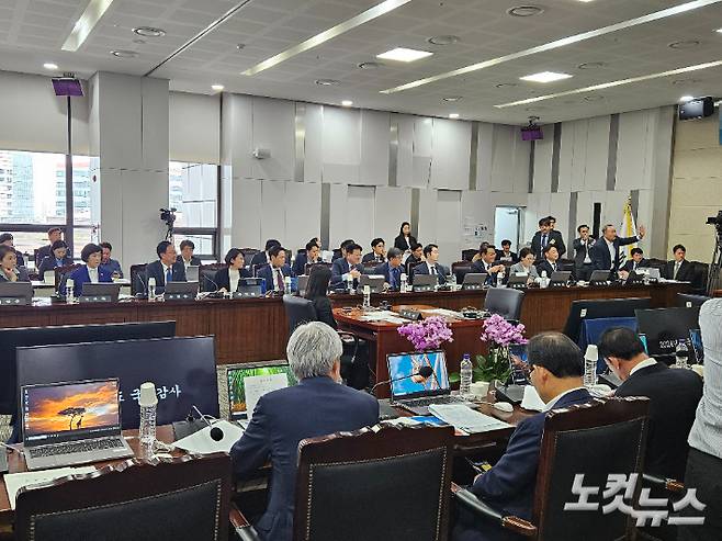 국회 산업통상자원중소벤처기업위원회 여야 의원들이 의사 진행 발언을 조율하는 과정에서 목소리를 높이고 있다. 반웅규 기자