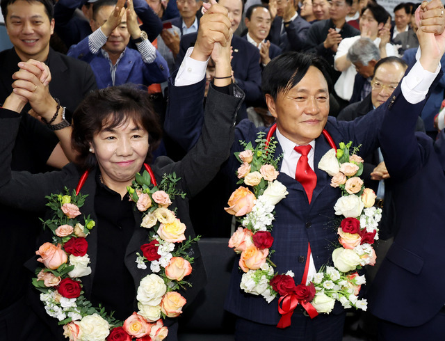 10·16 재·보궐선거가 치러진 16일 오후 인천시 강화군 강화읍 선거사무실에서 국민의힘 박용철 강화군수 후보가 당선 소식을 듣고 기뻐하고 있다. 연합뉴스