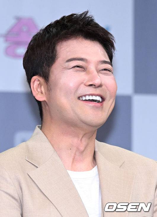 [OSEN=이대선 기자] 3일 오후 서울 마포구 상암 MBC 골든마우스홀에서 MBC&nbsp;예능 프로그램&nbsp;‘송스틸러’ 제작발표회가 열렸다.‘송스틸러’는 갖고 싶은 남의 곡을 대놓고 훔칠 수 있는 기회를 제공하는 신개념 음악 프로그램이다.‘송스틸러’는 오는&nbsp;5월&nbsp;5일 일요일&nbsp;밤&nbsp;9시&nbsp;10분에 첫 방송된다.전현무가 환하게 웃고 있다. 2024.05.02 /sunday@osen.co.kr