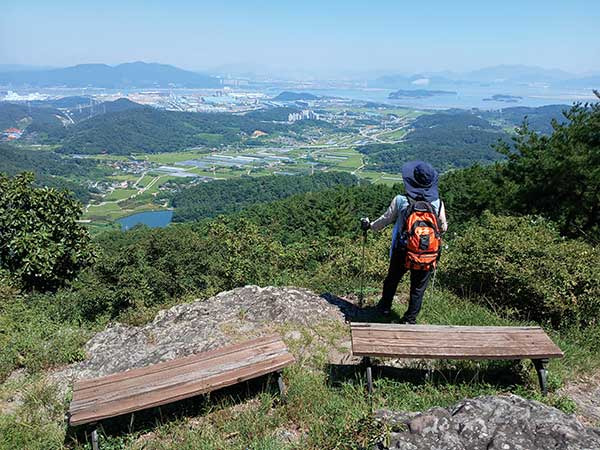 전망바위에서 바라 보이는 광양만.