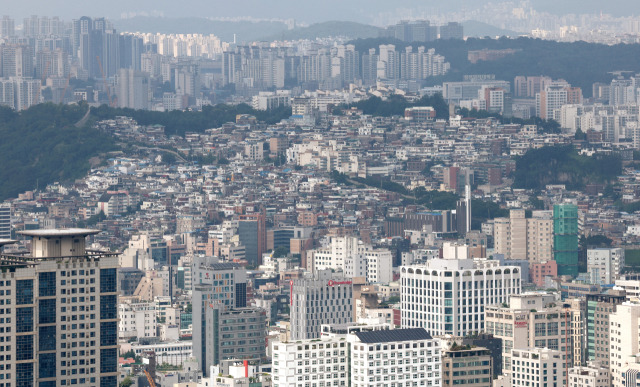 서울 중구 남산에서 바라본 도심. 뉴스1