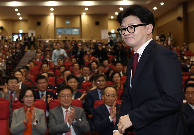 국민의힘 한동훈 대표가 10월17일 국회 의원회관에서 열린 전국 광역의원 연수 행사에서 환영사를 하기 위해 단상으로 향하고 있다. ⓒ연합뉴스