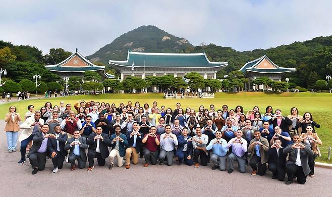 하나님의 교회 제80차 해외성도방문단이 청와대 본관을 배경으로 기념사진을 촬영하고 있다.    사진제공=하나님의교회 세계복음선교협회