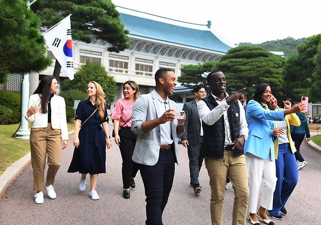 청와대 대정원을 거닐며 한국의 가을 정취를 느낀 제80차 해외성도방문단.