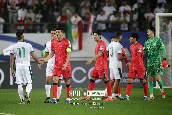 ▲ 자연스레 한국은 새로운 주장을 찾아야 했고, 그 결과 김민재에게 임시 주장 완장을 맡겼다. 그리고 김민재는 요르단전과 이라크전에서 준수한 리더십을 선보이며 2연승을 이끌었다.