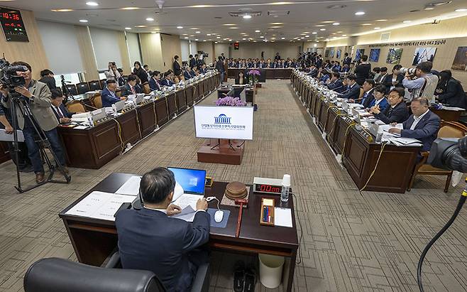 체코 원전 수주 성과를 두고 향후에도 뒷말이 무성할 것으로 보인다.[사진=뉴시스]