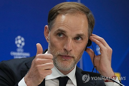 잉글랜드축구협회가 성인 남자대표팀 사령탑으로 토마스 투헬 감독을 선임, 사상 첫 독일인 지도자를 뽑아 논란이 불거지는 가운데 그의 조국 독일에서도 그를 깎아내리는 보도가 적시에 터졌다. 독일 빌트는 '울리회네스 바이에른 뮌헨 회장이 최근 회의에서 투헬을 재앙으로 표현했다'고 보도했다. 연합뉴스