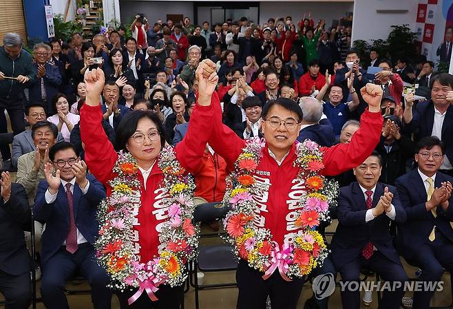 환호하는 윤일현 금정구청장 후보 (부산=연합뉴스) 손형주 기자 = 윤일현 국민의힘 금정구청장보궐선거 후보가 16일 오후 부산 금정구 선거사무소에서 당선이 유력해지자 꽃다발을 목에 걸고 환호하고 있다. 2024.10.16 handbrother@yna.co.kr