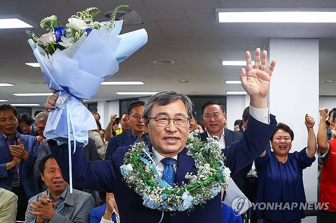 당선 확실에 환호하는 정근식 후보 (서울=연합뉴스) 서대연 기자 = 서울시교육감 보궐선거일인 16일 오후 정근식 후보가 서울 마포구에 마련된 사무실에서 당선이 확실시되자 기뻐하고 있다. 2024.10.16 dwise@yna.co.kr